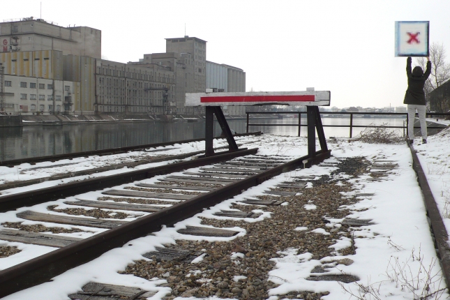 *Feet back (Port de Strasbourg)*, 2010. f_505b7d8f613cd.jpg